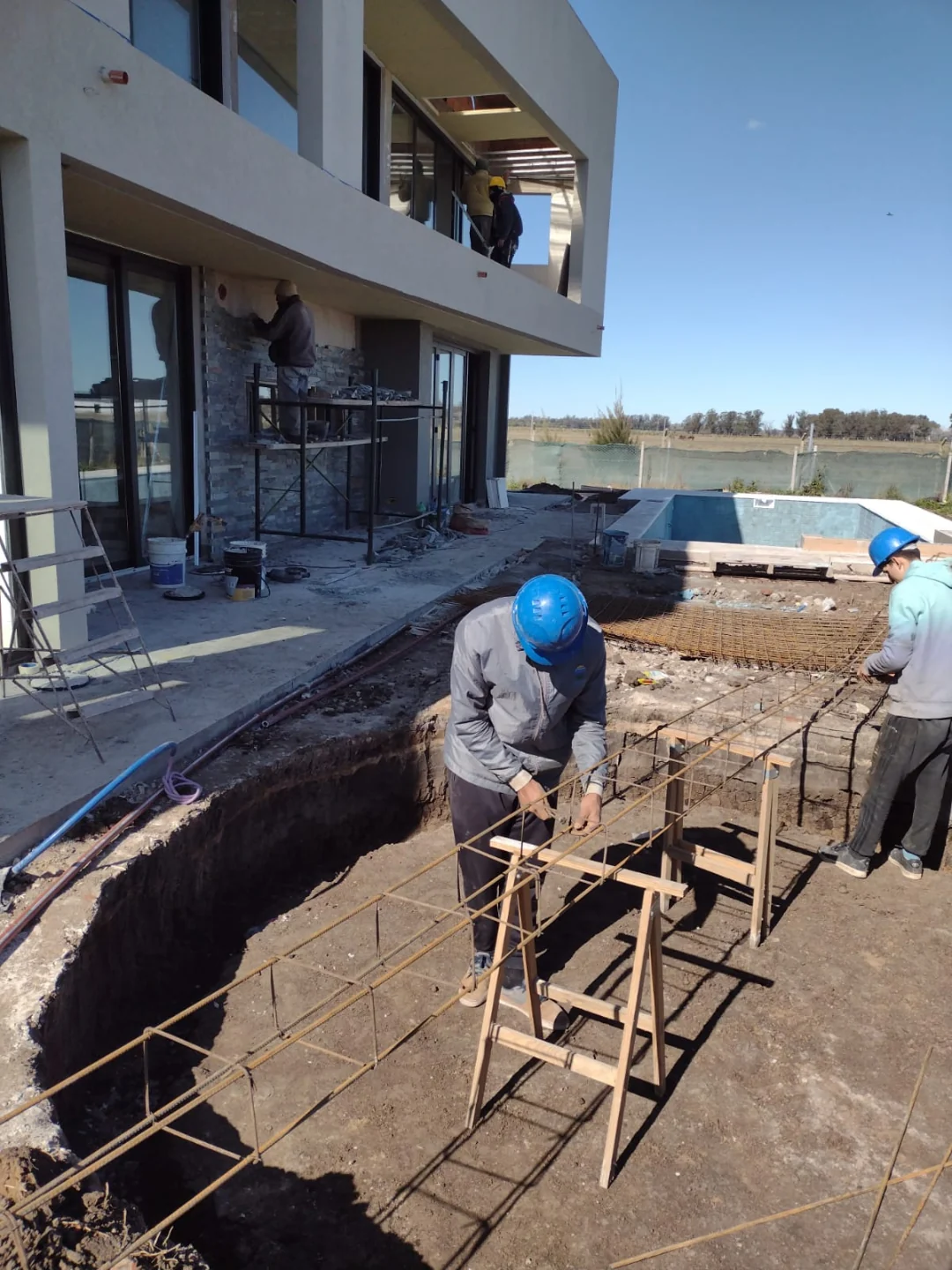 Operarios trabajando en estructura de una vivienda