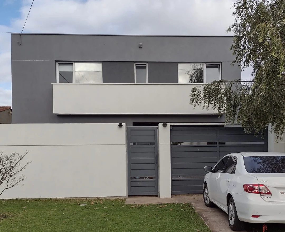Fachada de vivienda moderna terminada