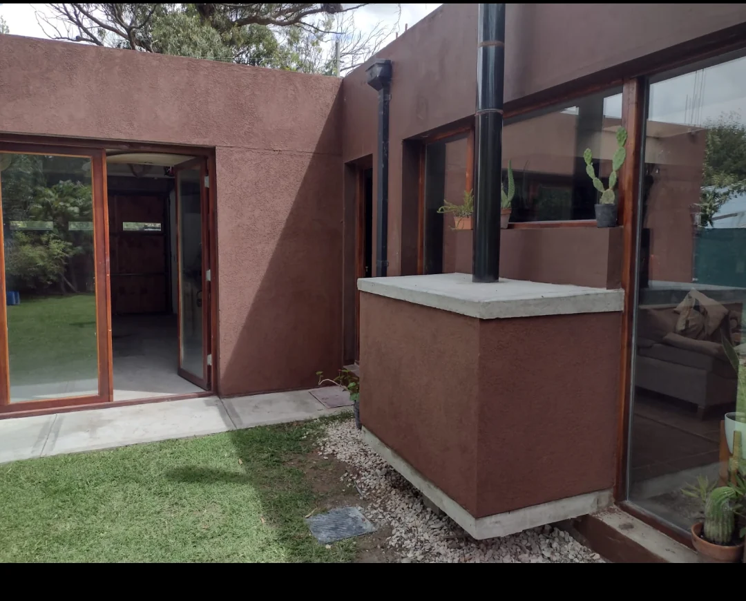 Patio de vivienda con grandes ventanales