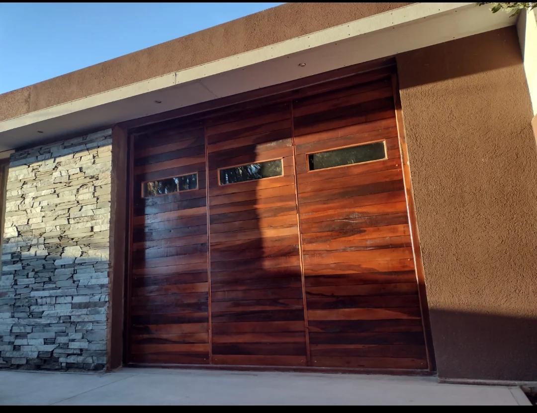 Portón exterior de madera